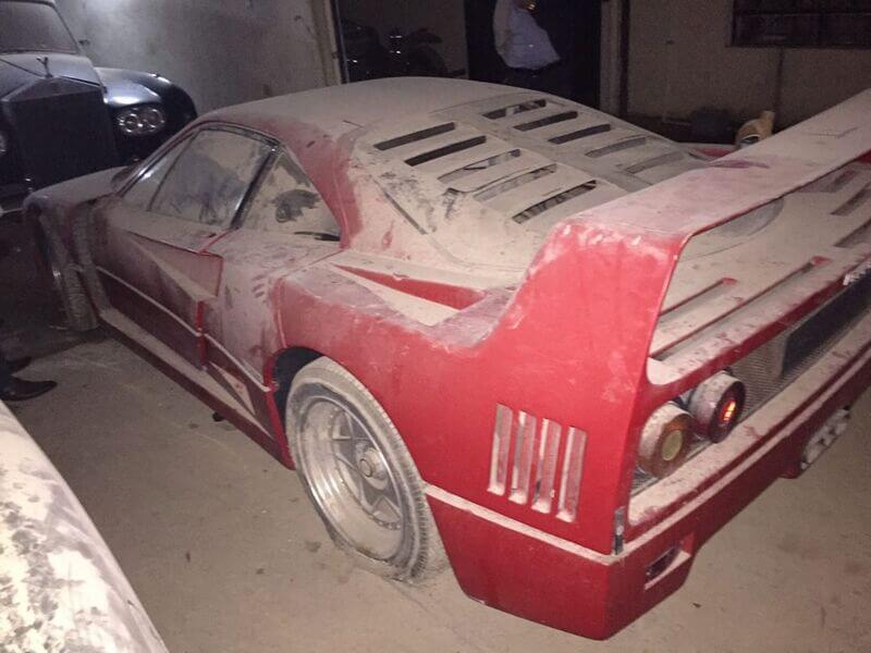 Ferrari F40 abandonado