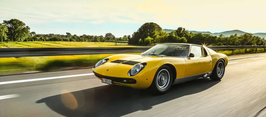 Lamborghini Miura amarillo carretera 4k