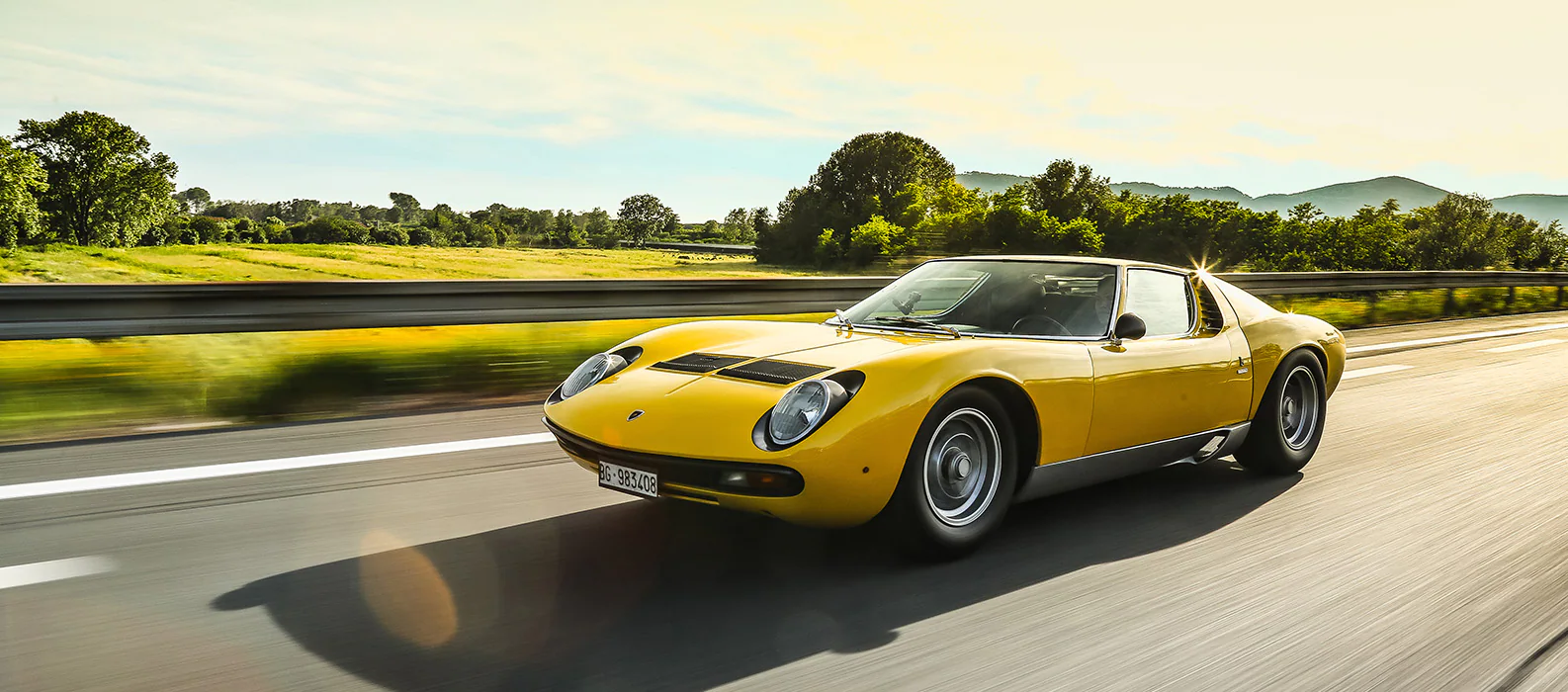 Lamborghini Miura amarillo carretera 4k